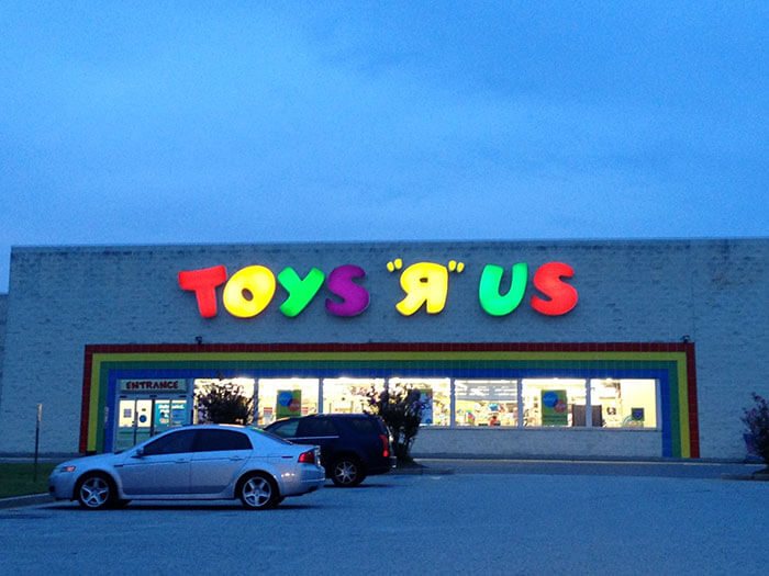 Toys_R_Us_Warner_Robins,_GA_(7968067718) toys r us bankruptcy